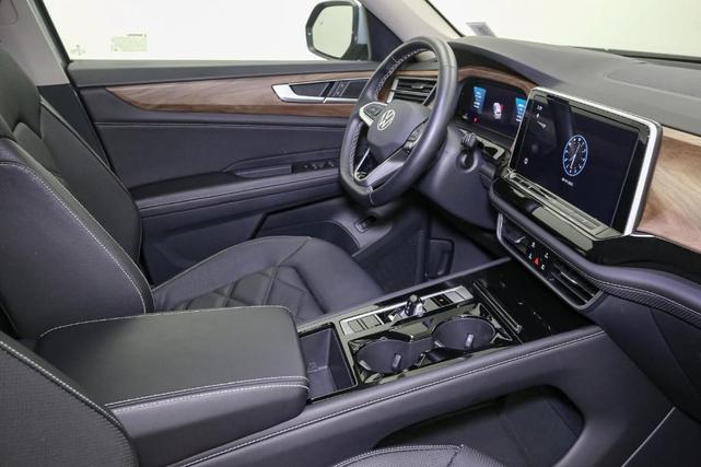 Photo of 2025 Silver Mist Metallic Volkswagen Atlas