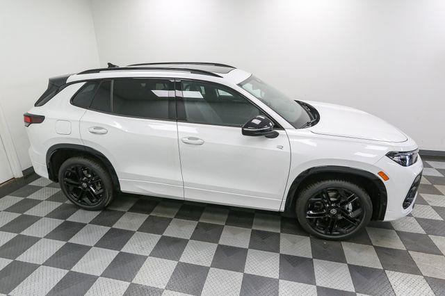 Photo of 2025 Opal White Pearl Effect Volkswagen Tiguan