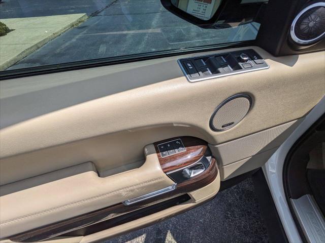 Photo of 2016 White Land Rover Range Rover