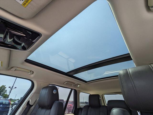 Photo of 2016 White Land Rover Range Rover