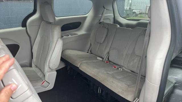 Photo of 2017 Billet Silver Metallic Clearcoat Chrysler Pacifica