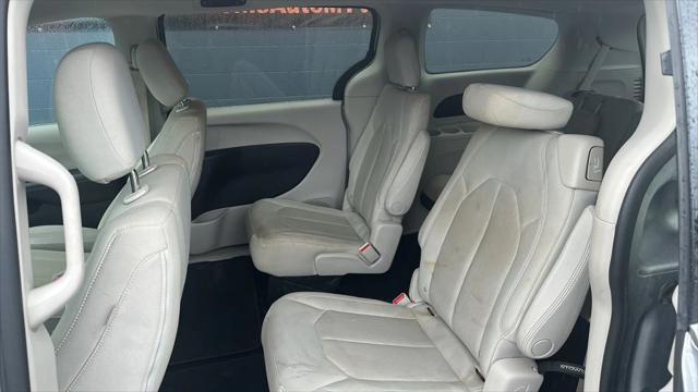 Photo of 2017 Billet Silver Metallic Clearcoat Chrysler Pacifica