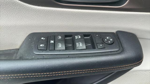 Photo of 2017 Billet Silver Metallic Clearcoat Chrysler Pacifica