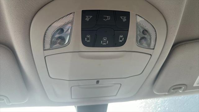 Photo of 2017 Billet Silver Metallic Clearcoat Chrysler Pacifica