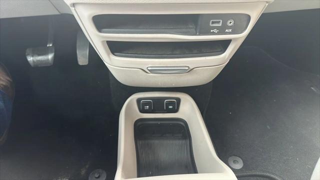 Photo of 2017 Billet Silver Metallic Clearcoat Chrysler Pacifica