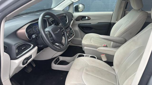 Photo of 2017 Billet Silver Metallic Clearcoat Chrysler Pacifica