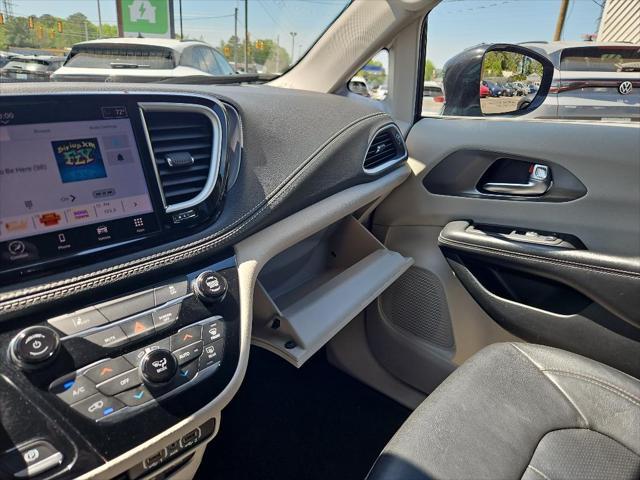 Photo of 2022 Brilliant Black Crystal Pearlcoat Chrysler Pacifica Hybrid
