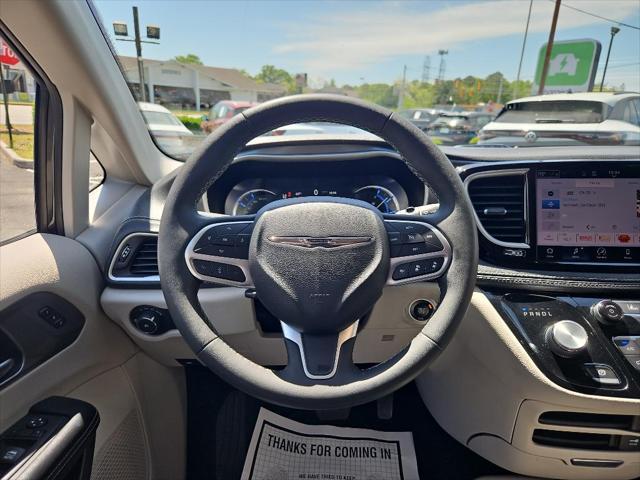 Photo of 2022 Brilliant Black Crystal Pearlcoat Chrysler Pacifica Hybrid