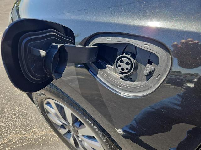 Photo of 2022 Brilliant Black Crystal Pearlcoat Chrysler Pacifica Hybrid