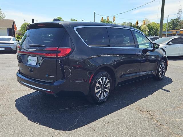 Photo of 2022 Brilliant Black Crystal Pearlcoat Chrysler Pacifica Hybrid