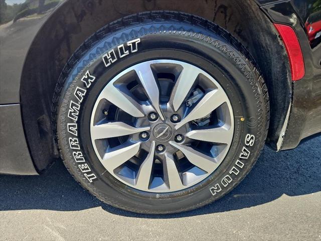 Photo of 2022 Brilliant Black Crystal Pearlcoat Chrysler Pacifica Hybrid