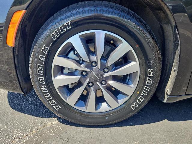 Photo of 2022 Brilliant Black Crystal Pearlcoat Chrysler Pacifica Hybrid