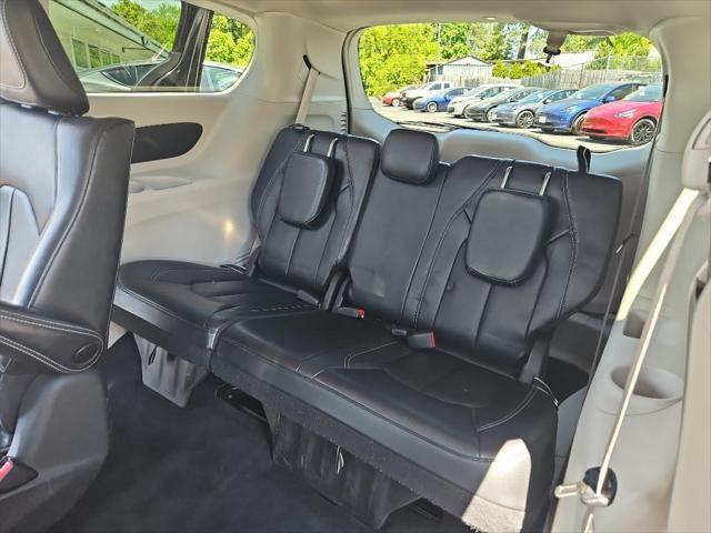 Photo of 2022 Brilliant Black Crystal Pearlcoat Chrysler Pacifica Hybrid