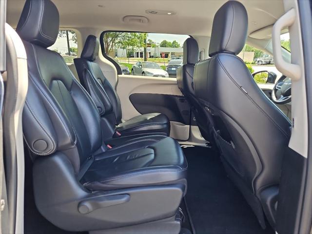Photo of 2022 Brilliant Black Crystal Pearlcoat Chrysler Pacifica Hybrid