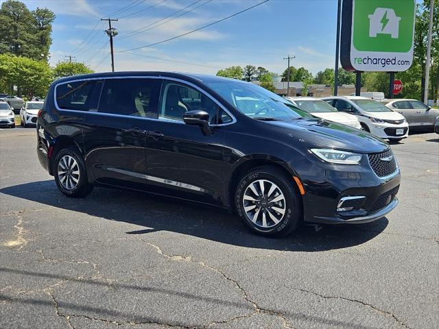 Photo of 2022 Brilliant Black Crystal Pearlcoat Chrysler Pacifica Hybrid