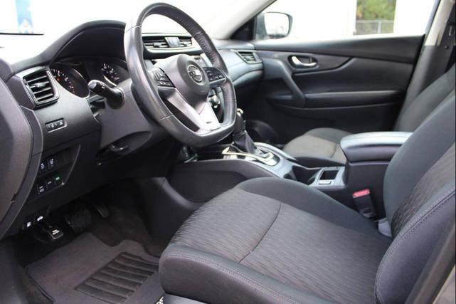 Photo of 2017 Gray Nissan Rogue