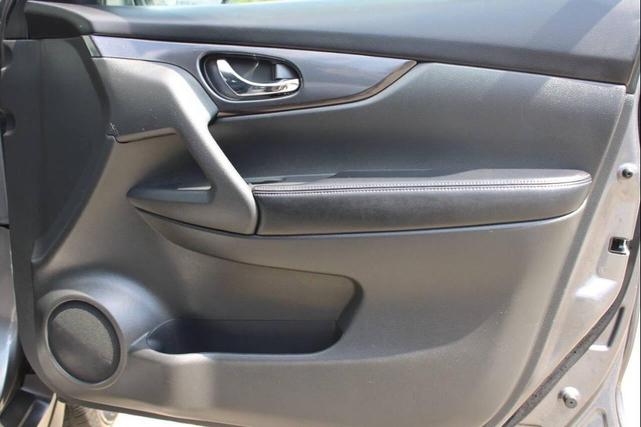 Photo of 2017 Gray Nissan Rogue