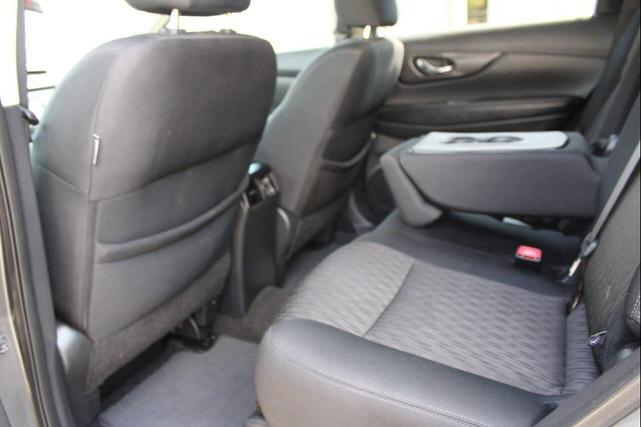 Photo of 2017 Gray Nissan Rogue