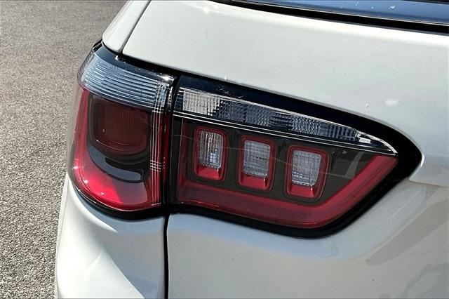 Photo of 2020 White Clearcoat Jeep Compass