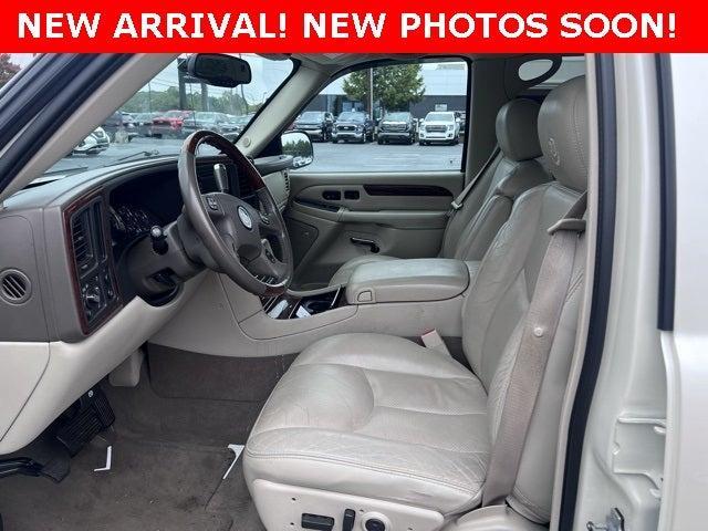 Photo of 2005 White Cadillac Escalade EXT