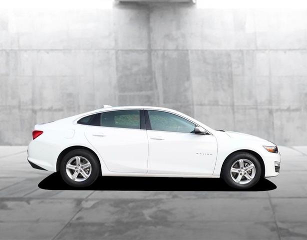 Photo of 2024 Summit White Chevrolet Malibu