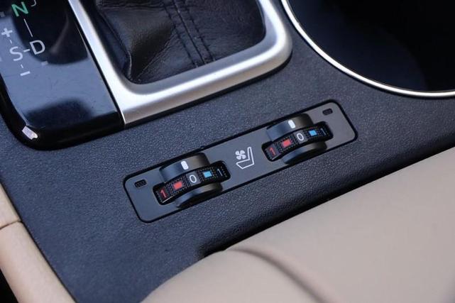 Photo of 2019 Midnight Black Metallic Toyota Highlander Hybrid