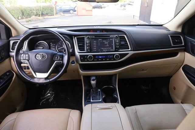 Photo of 2019 Midnight Black Metallic Toyota Highlander Hybrid