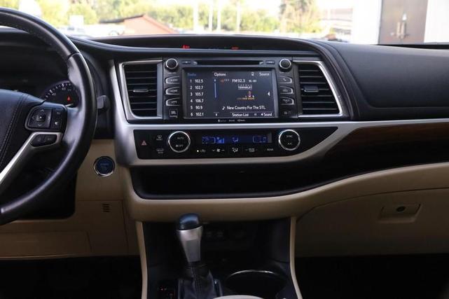 Photo of 2019 Midnight Black Metallic Toyota Highlander Hybrid