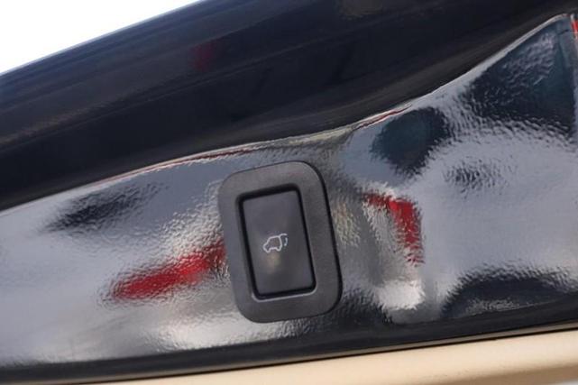 Photo of 2019 Midnight Black Metallic Toyota Highlander Hybrid
