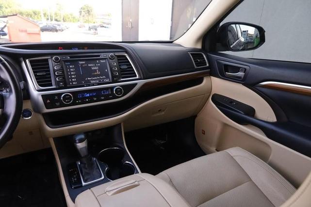 Photo of 2019 Midnight Black Metallic Toyota Highlander Hybrid