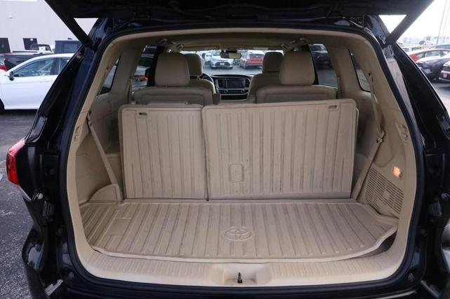 Photo of 2019 Midnight Black Metallic Toyota Highlander Hybrid