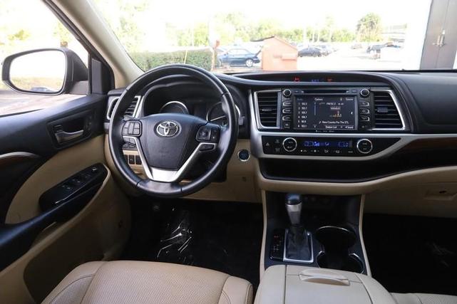 Photo of 2019 Midnight Black Metallic Toyota Highlander Hybrid