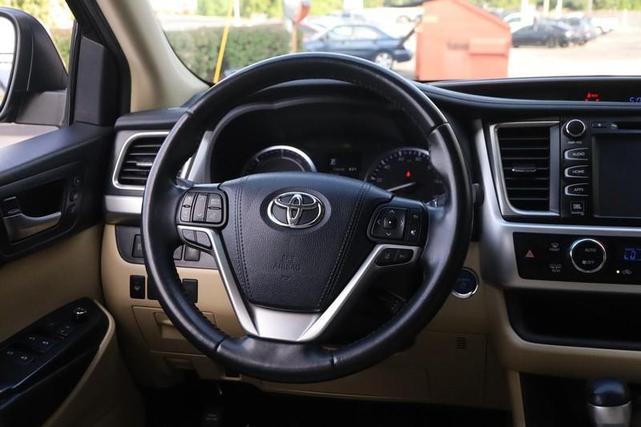 Photo of 2019 Midnight Black Metallic Toyota Highlander Hybrid