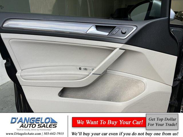 Photo of 2017 Deep Black Pearl Volkswagen Golf Alltrack