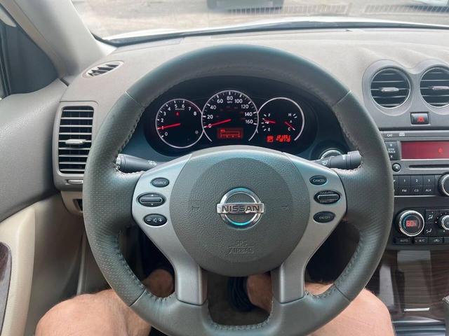Photo of 2011 White Nissan Altima