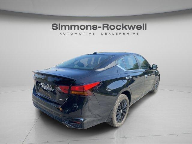 Photo of 2025 Black Nissan Altima