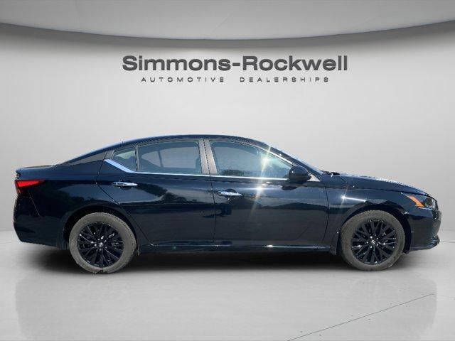 Photo of 2025 Black Nissan Altima
