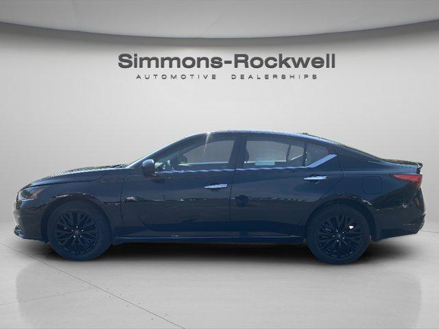 Photo of 2025 Black Nissan Altima