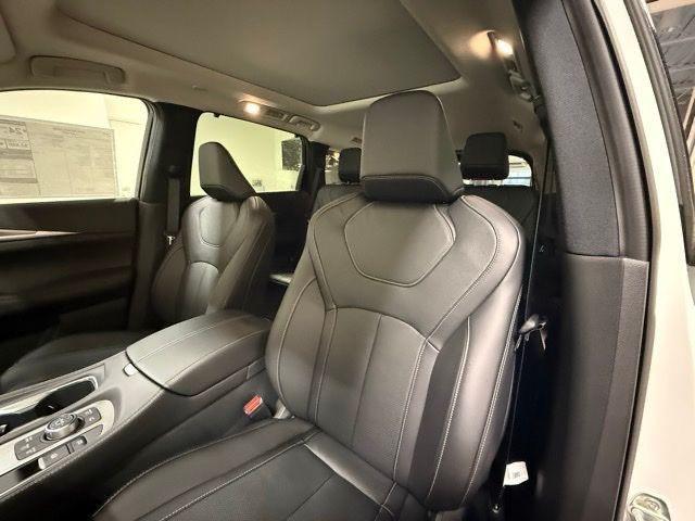 Photo of 2025 Majestic White INFINITI QX60
