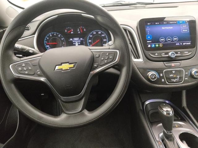 Photo of 2019 Summit White Chevrolet Malibu