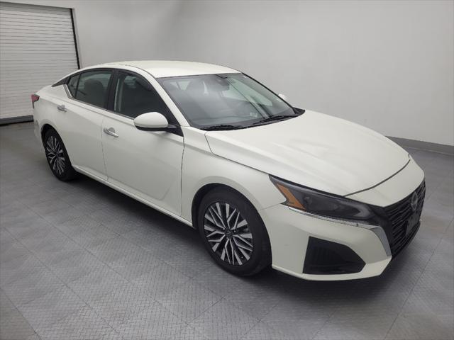 Photo of 2023 Pearl White Tricoat Nissan Altima