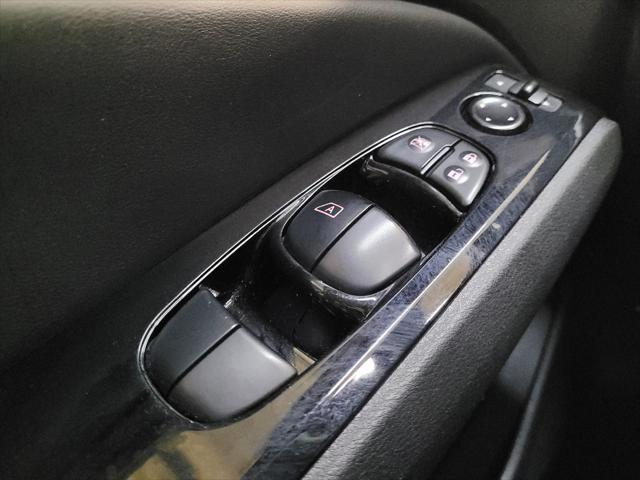 Photo of 2023 Pearl White Tricoat Nissan Altima