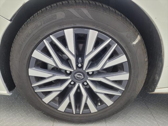 Photo of 2023 Pearl White Tricoat Nissan Altima