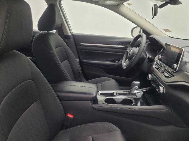 Photo of 2023 Pearl White Tricoat Nissan Altima
