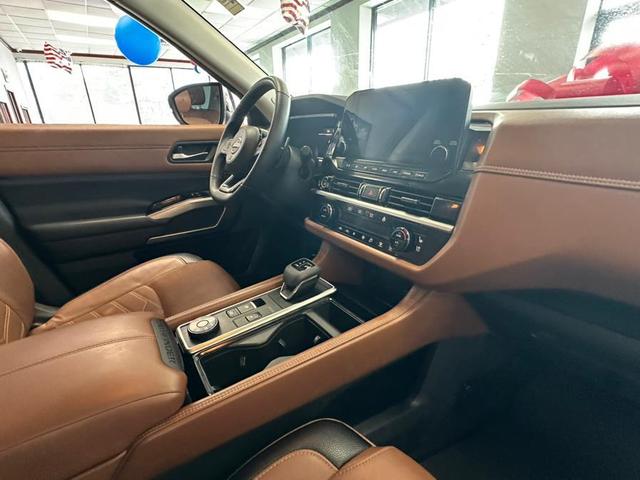 Photo of 2023 Boulder Gray Pearl Nissan Pathfinder