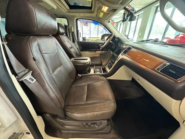 Photo of 2011 White Diamond Tricoat Cadillac Escalade