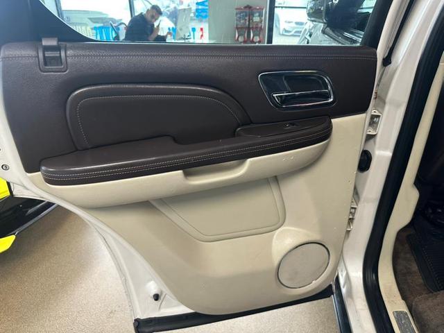 Photo of 2011 White Diamond Tricoat Cadillac Escalade