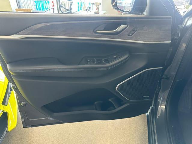 Photo of 2021 Baltic Gray Metallic Clearcoat Jeep Grand Cherokee L