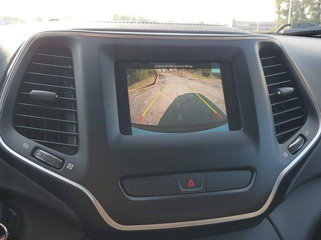 Photo of 2019 Bright White Clearcoat Jeep Cherokee