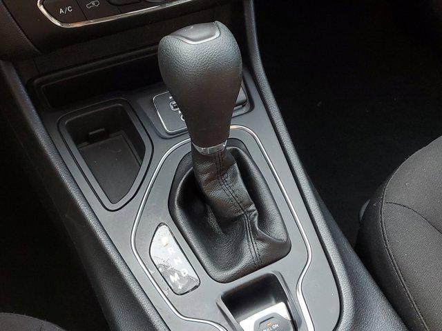 Photo of 2019 Bright White Clearcoat Jeep Cherokee